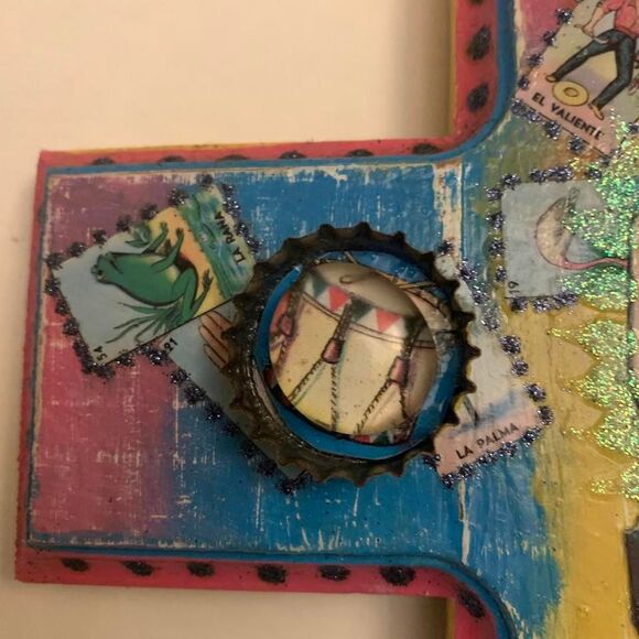 Hand-painted wooden cross folk art bottle cap decopage - Picture 6 of 8